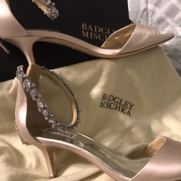 badgley mischka low heel